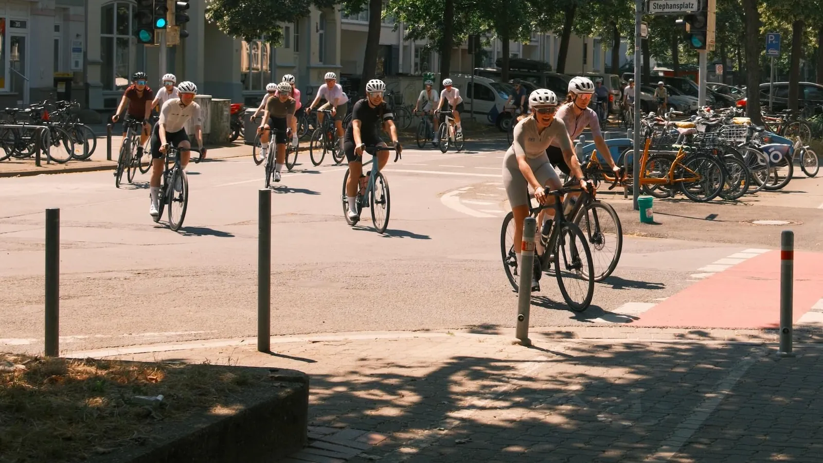 Nahaufnahme eines Rennrads in Fahrt